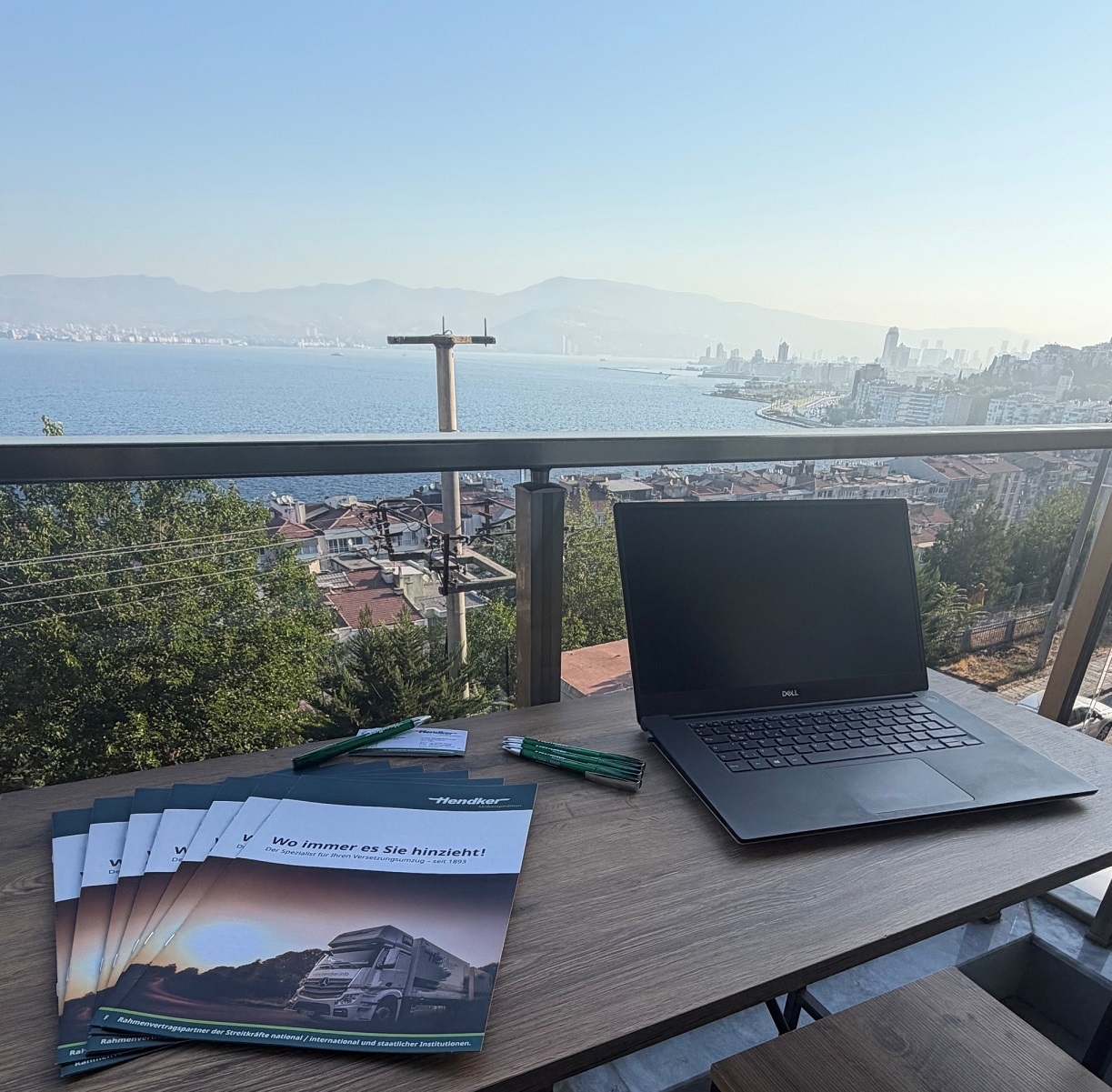 Hendker Filiale Izmir mit Blick über die Bucht von Izmir